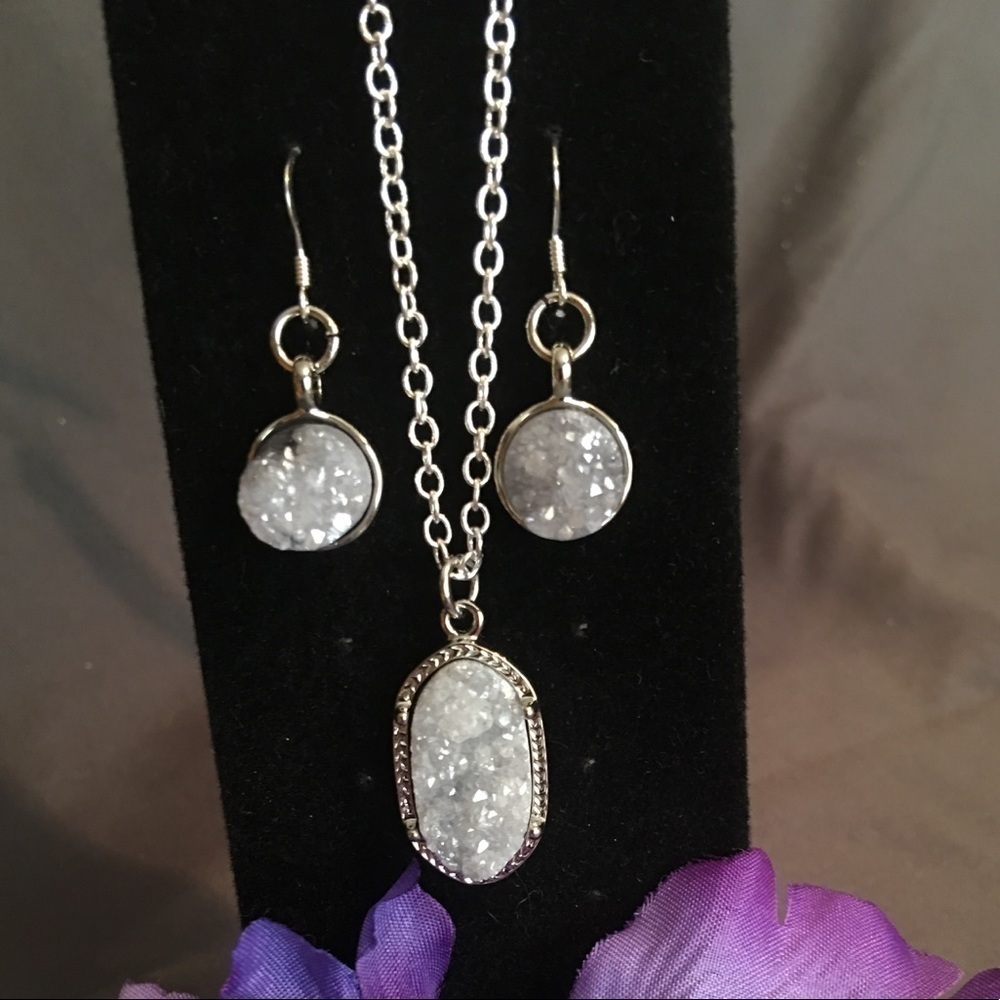 Beautiful silver druzy stone pendant & earring set